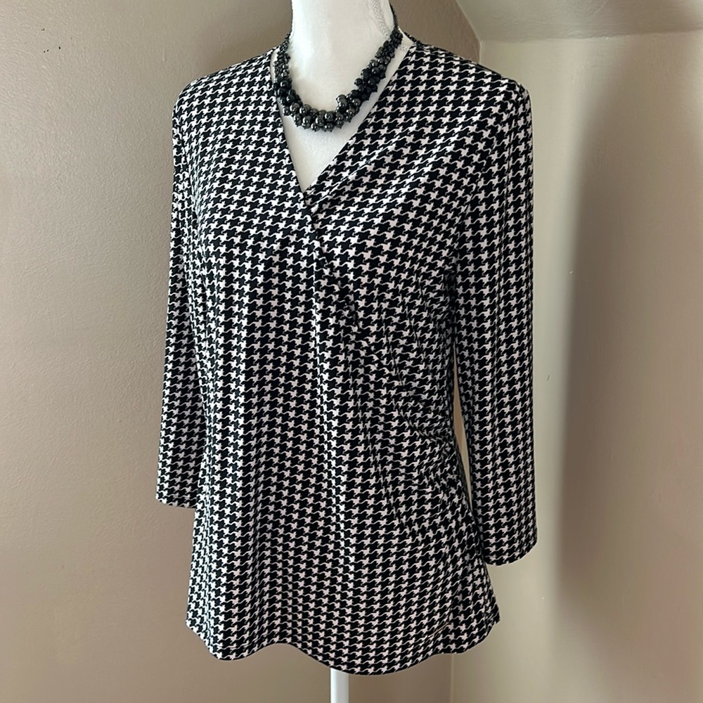Anne Klein black and white faux wrap houndstooth print 3/4 sleeve top. Timeless
